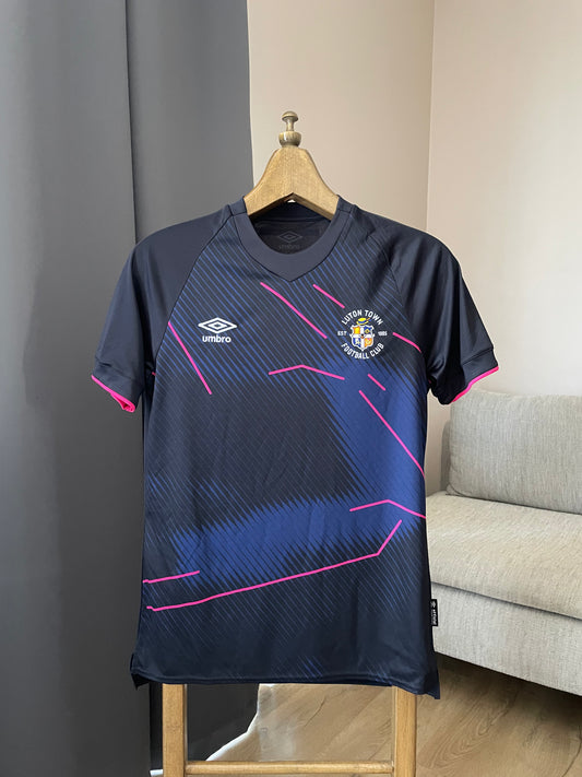 Luton Town🏴󠁧󠁢󠁥󠁮󠁧󠁿 Saison 23/24, Auswärtstrikot (Fanversion) - Neu ohne Etikett