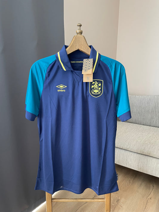 Huddersfield Town🏴󠁧󠁢󠁥󠁮󠁧󠁿 Auswärts-Trikot (Fanversion) '24 - '25 - Neu mit Etikett