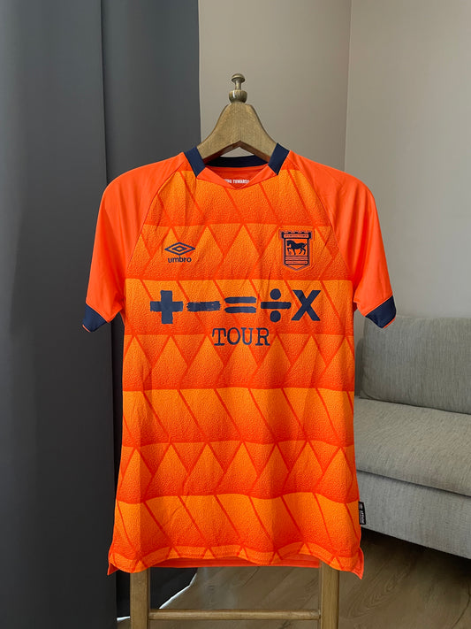 Ipswich Town🏴󠁧󠁢󠁥󠁮󠁧󠁿 Auswärts-Trikot (Fanversion) '23 - '24 - Neu ohne Etikett